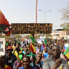 Miles de malienses protestan para exigir una salida rápida de Francia