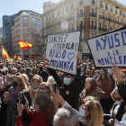 Simpatitzants de la presidenta madrilenya, Isabel Díaz Ayuso, van protestar ahir a les portes de Génova.