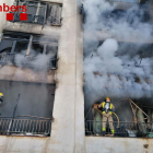 Els Bombers continuen treballant en l'incendi d'un edifici de Solsona per "risc d'ensorrament parcial"
