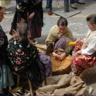 Niñas ataviadas con el traje típico durante la celebración.