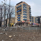 Un edificio residencial dañado por los bombareos del ejército ruso en la ciudda asediada de Mariúpol.
