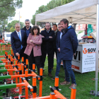 Jordà, observant maquinària agrícola exposada al recinte firal de la capital del Pla.