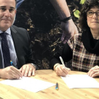 A la firma de l'acord han assistit el director d'AgroBank, Sergio Gutiérrez; el director de la Càtedra AgroBank, Antonio Ramos, i la vicerectora d'Investigació i Transferència de la Universitat de Lleida, Olga Martín.