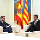 Pere Aragonès i Pedro Sánchez conversen a l'inici de la reunió al Palau de la Moncloa