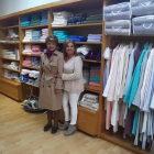 Maria Rosa Balagueró i la seua empleada Maribel Cabrera, ahir a la botiga Descamps de l’Eix Comercial.
