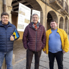 L’alcalde de Guissona, Jaume Ars, ahir amb dos representants de la comunitat eslava de Guissona.
