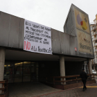 Imatge del mercat amb una pancarta contra la privatització.