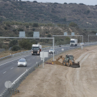 Vista de los pórticos ya instalados en la AP-2 entre Castelldans y Les Borges Blanques. 