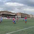 Un jugador de l’Agramunt treu una pilota després d’una centrada lateral.