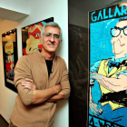 El dibujante e ilustrador leridano Miguel Gallardo, en una foto de archivo junto a uno de sus carteles.
