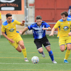 Un jugador del Solsona porta la pilota entre dos rivals.