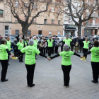 Membres de l’entitat van ballar sardanes en l’inici de l’acte davant del centre cívic.