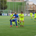 Adrià, l’autor del gol de la victòria, controla la pilota davant de la pressió d’un defensa de l’Igualada.