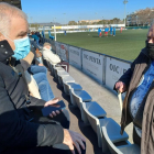 Luis Pereira, izquierda, conversa en el campo del Prat con Josep Arturo, socio número uno del Lleida.