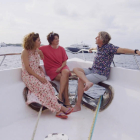 Álvaro Calleja a bordo de un barco con Toni Acosta y Sílvia Abril, en las Maldivas.
