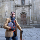 L’autor, Jaume Moya, davant de la façana de l’església de Guissona.