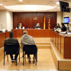El hombre (de negro), acusado de violar a la mujer y abusar de la hija, en la Audiencia de Lleida, acompañado de un traductor (de gris).