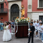 Nens desfilant al costat de la imatge de la Mare de Déu del Carme, ahir a la tarda a Lleida.