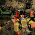 Los bomberos han trabajado para asegurar el tractor volcado y trasladar al herido hasta el helicóptero del SEM.