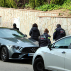 Agentes de los Mossos d’Esquadra, ayer ante la vivienda en la que sucedió el crimen.