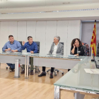 El alcalde de Alcarràs, Jordi Janés, acompañado por el concejal de Enseñanza, Gerard Companys, y el arquitecto municipal, Òscar Masot, durante la reunión con el director de los servicios territoriales de Educación, Claudi Vidal, y personal técnico del Departamento.