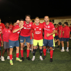 Jugadores del Balaguer celebran el ascenso con algunos de los aficionados.