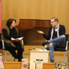 La periodista Anna Saèz e Ignasi Revés, en la Biblioteca de Lleida.