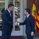 Sánchez recibió ayer a Aragonès en la escalinata de entrada al Palacio de la Moncloa, donde estuvieron reunidos cerca de dos horas.