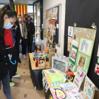 La exposición estará abierta toda esta semana de Sant Jordi para las madres y padres de los alumnos.