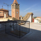 Una de les gàbies instal·lades a prop de l’església de Vilanova.