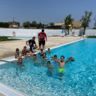 Nens banyant-se ahir a les piscines de Torre-serona.