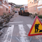 Obras de reparación en una de las calles de Mequinensa.