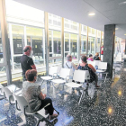 Pacientes en una sala de espera del CAP Onze de Setembre, en la ciudad de Lleida.