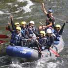 Un grup baixant ahir en una barca de ràfting per la Pallaresa.