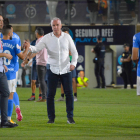 Luis Pereira consoló a los jugadores tras el partido.