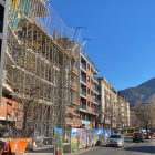 El futur edifici del casino d'Andorra, anomenat "Unnic", que s'està construint al centre d'Andorra la Vella i on es veu, al fons, la façana de l'ambaixada espanyola al Principat.