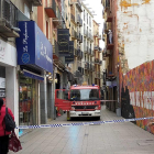 La calle Sant Antoni, cortada por un incendio en un establecimiento del número 36.