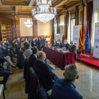La firma del acuerdo contó con la presencia de numerosos alcaldes del Segrià y la Franja.