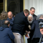 El activista Julian Assange, al ser detenido en Londres.