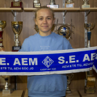 Kytayeva sostiene la bufanda del AEM, equipo en el que el fútbol le hará olvidar, a ratos, el horror que ha dejado atrás en su país.