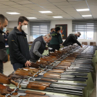 La Guardia Civil expone las armas que serán subastadas el próximo lunes. 