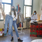 Una de les alumnes mostra un dels pantalons recuperats per la cooperativa Toquem la Fibra.