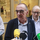 L'alcalde de Lleida, Miquel Pueyo, atén els mitjans de comunicació a l'exterior de l'Oficina Única d'Habitatge