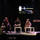Manuel Guerrero, Pau Minguet y Teresa Ibars, ayer en el Cafè del Teatre en el acto de homenaje del Festival Poesia Lleida a Guillem Viladot.