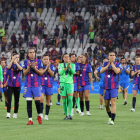 Les jugadores del Barcelona saluden els prop de 15.000 aficionats blaugrana que van animar l’equip des de la grada.