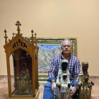 El coleccionista Josep Maria Sabartés con algunas de las reproducciones de la Virgen de Montserrat que ha reunido.