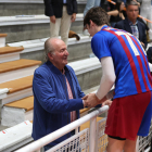 Joan Carles I saluda el seu net Pablo Urdangarin, a qui va anar a veure jugar ahir a Pontevedra.