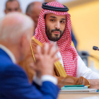 El príncep Bin Salman escolta les paraules de Joe Biden.