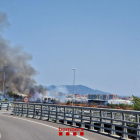 Imatge de l’incendi que va afectar l’aeroport de Sabadell vist des de la distància.