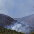 Dos helicópteros del servicio de bomberos trabajan en el incendio declarado en Mijas, Málaga.